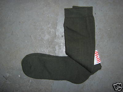 Chaussettes rglementaires de l'Arme Franaise<br>Composition : 42% Laine infeutrable - 36% Polyester - 17% Polyamide - 5% Acrylique<br>Couleur : Vert Arme<br>Etat : NEUF<br>Pointures : 36-38 , 39-41 , 42-44 , 45-47