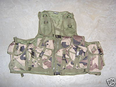 Modle trs utilis par les militaires franais<br>12 poches dont une grande dans le dos<br>Holster intgr<br>Taille rglable<br>Etat : NEUF
