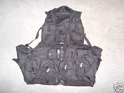 Gilet Tactique<br>12 poches, dont une grande dans le dos<br>Taille unique<br>Rglable en largeur et en hauteur<br>Etat : NEUF