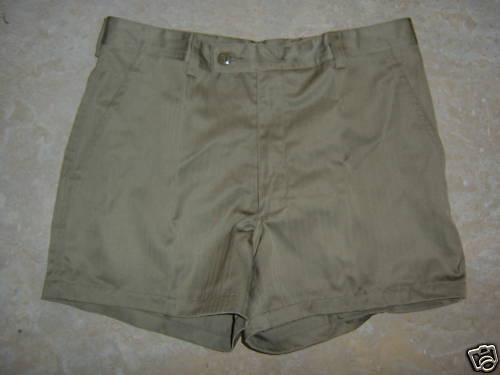 Short Original de l'Arme Franaise<br>Couleur : vert arme<br>Etat neuf